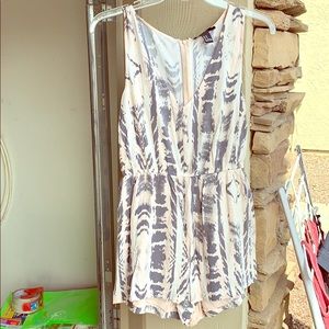 FOREVER 21 ROMPER EUC